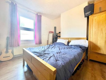 4 bedroom terraced house to rent - Photo 4