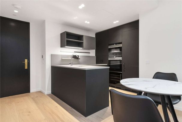 Fifth floor studio apartment in Fenwick House, part of the highly desirable Barts Square. - Photo 1