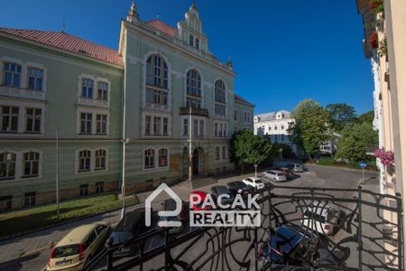 Pronájem reprezentativního bytu 3+1 o výměře 123 m², s balkonem, v centru Olomouce, ul. Kollárovo nám. - Фото 3