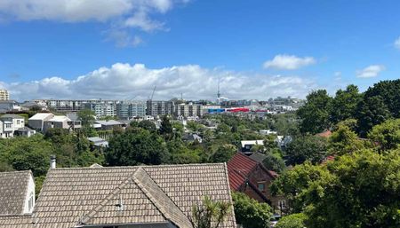 Fully Furnished!! Elevated with great light & views across City Scape. - Photo 4