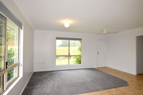 CALLING ALL FAMILIES! GREAT LOCATION, WITHIN MINUTES TO SCHOOLS AND SHOPS! - Photo 1