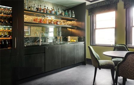 A unique short let experience An all encompassing bolthole from the ordinary, embracing bold and psychedelic colours offering unrivalled opulence - Photo 4