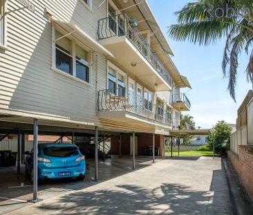 Well presented unit close to the beach and local shopping precinct. - Photo 2