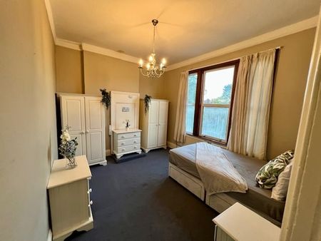 1 Bed Flat, Lynton Road, W3 - Photo 3