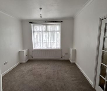 3 bedroom end of terrace house to rent - Photo 3