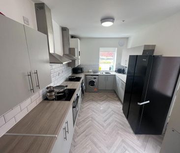 1 bedroom in a house share to rent - Photo 2