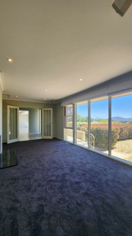 6 Hamelin Crescent, Narrabundah ACT, Belconnen - Photo 2