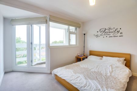 2 bedroom apartment to rent Chesterfield Court, Cranes Park, Surbiton, KT5 - Photo 3