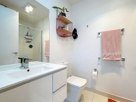 Charming Three-Bedroom Townhouse for Rent in Bundoora - Photo 5