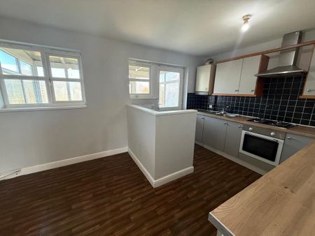 3 bedroom semi-detached house to rent - Photo 3