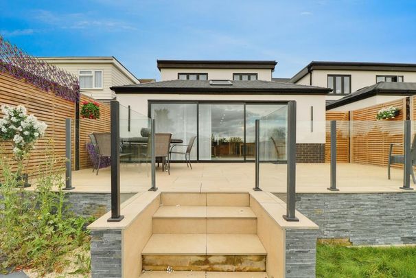 4 bedroom link detached house to rent - Photo 1