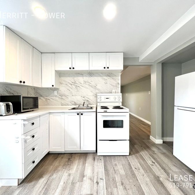 Updated 2 Bed 1 Bath Lower w Private Entrance/ Laundry in Great Residential Area - Photo 1