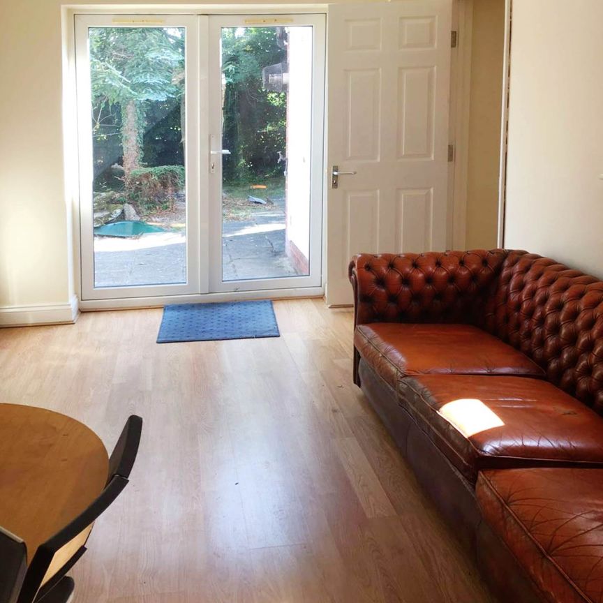 Price £750 pcm - Available 17/10/2025 - Furnished - Photo 1