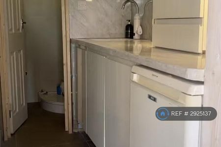 4 bedroom semi-detached house to rent - Photo 3