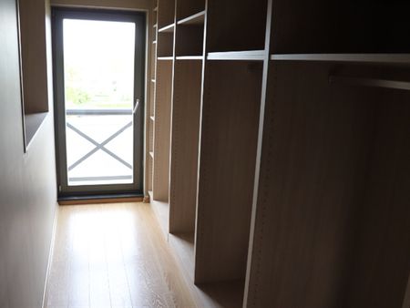 Instapklaar en centraal gelegen duplex appartement, 100m² op 2eV met 1 SLK, ruim terras en garage. - Foto 3