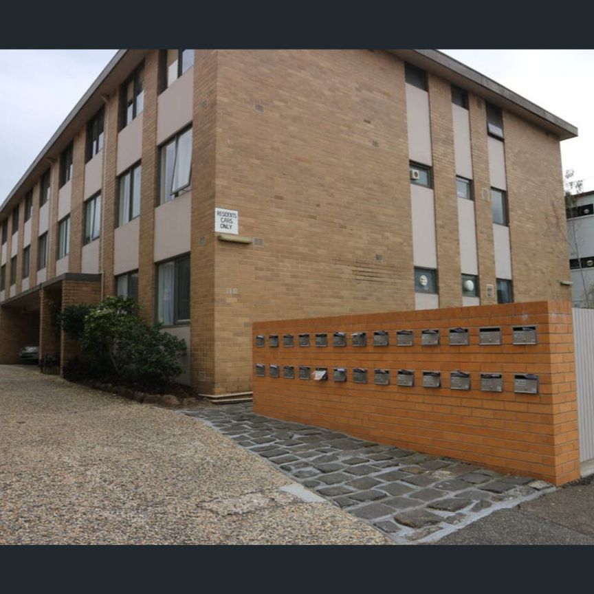 Two Bedroom Apartment in the Heart of Carlton! - Photo 1