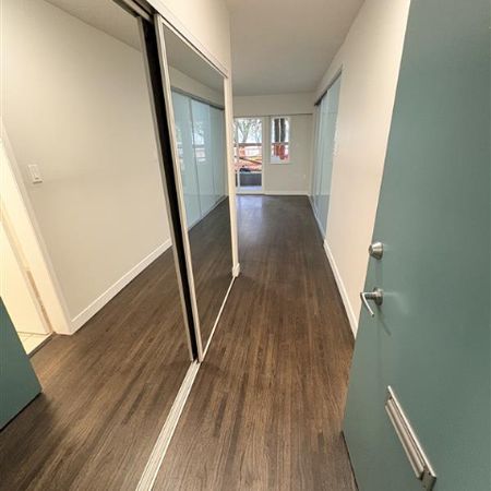 Condo in Vancouver East Side, British Columbia - Photo 3