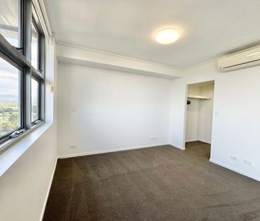 UNFURNISHED - Oversized 1 Bed Plus Study! - Photo 4