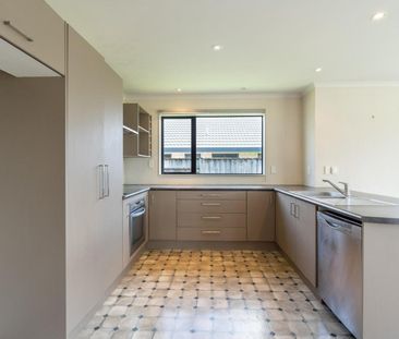 Bright and spacious Kelvin Grove home - Photo 2