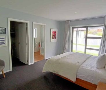 Charming 3BR Home in Whitby, Porirua - Photo 3