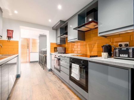 1 bedroom in a house share to rent - Photo 2