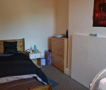 4 bedroom flat to rent - Photo 2