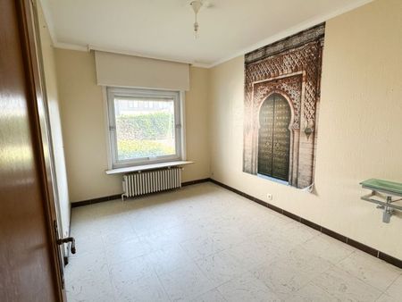 Roeselare-stadsrand. Ruime VILLA met bureel en 5 slaapkamers op een boogscheut van het centrum gelegen. Aparte tuin, 2 zongerichte terrassen en vijver. - Foto 3