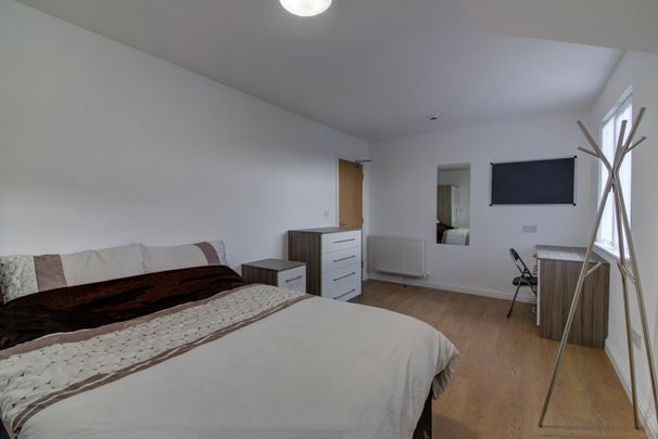 7 Bed Flat, Stonemasons Close, L7 - Photo 1