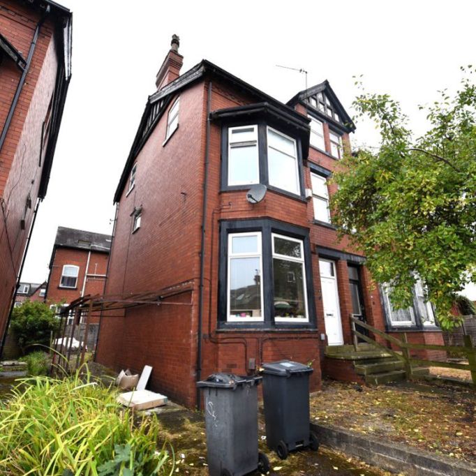 5 bedroom House in Headingley Avenue, Leeds - Photo 1