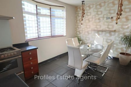 4 bedroom detached house to rent - Photo 4