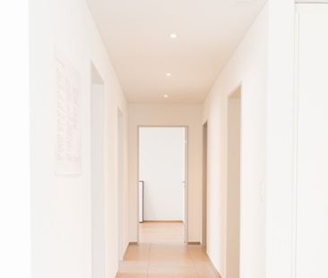 Rein ins neue Wohnglück! Grosse 4.5 Zimmer-Wohnung mit Sitzplatz - Photo 1