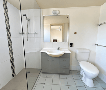 Resort-Style Oasis on Marine Parade – Pools, Tennis Court & More - Photo 3