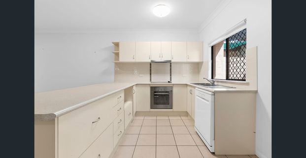 Free standing villa in gated complex - Photo 1