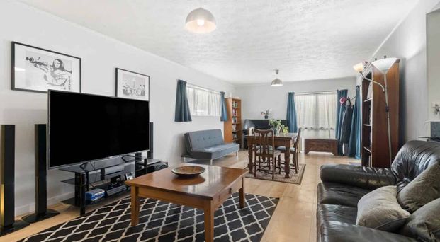 Sunny 3 Bedroom Home in Totara Vale – Great Location - Photo 1