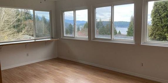 3 Bedroom 1.5 Bath - Upper Main floor of Home (Utilities Included) - Photo 2