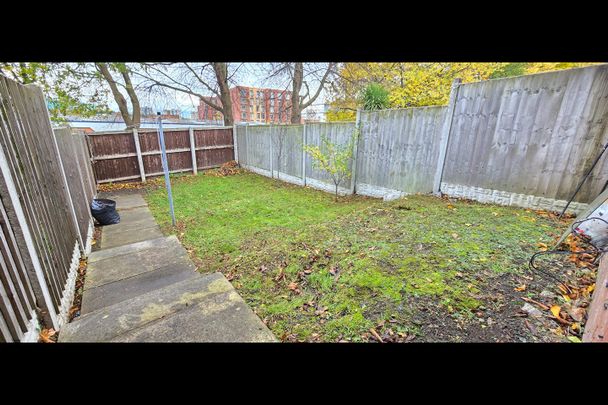 3 Bed Terraced House, Lovell Park View, LS7 - Photo 1