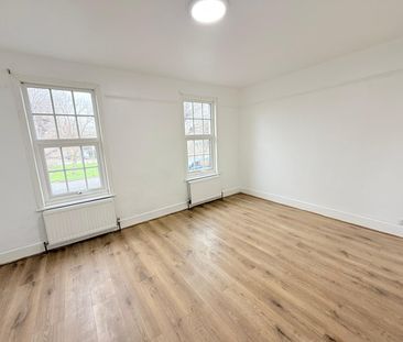 Three bedroom house close to King Georges Hospital - £2350 - Photo 6