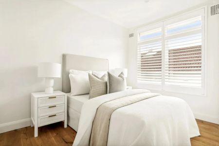 Top Floor Lifestyle Apartment with views over the Golf Course in the exclusive Harbourside Suburb of Rose Bay - Photo 5