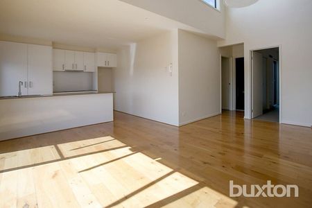 MODERN FIRST FLOOR TWO BEDROOM APARTMENT - Photo 5