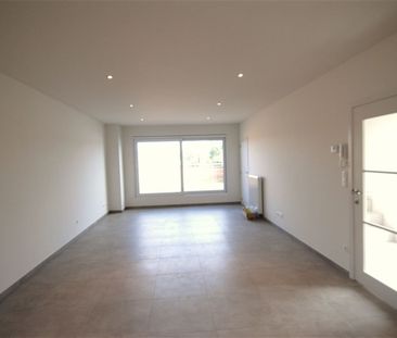 Duplex-appartement met 3 slaapkamers, terras en 2 autostaanplaatsen (1 overdekt), rustig gelegen. - Foto 1