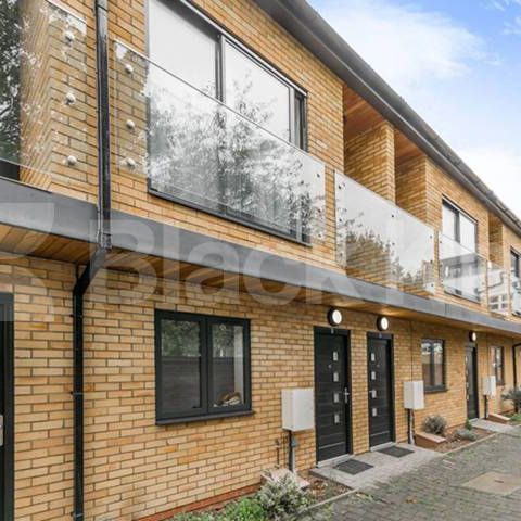 1 week rent free 4 bedroom town house located on a private gated mews - Photo 1