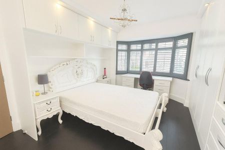 4 bedroom semi-detached house to rent - Photo 3