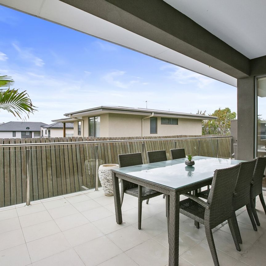 METRES TO BEACH AND RYE SHOPS! - Photo 1