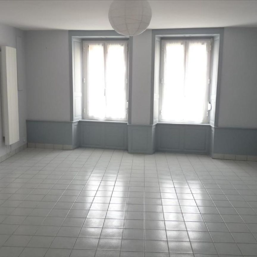 A louer à Gorron(53), centre-ville, un appartement comprenant une entrée. Au 1er étage, une cui... - Photo 1