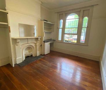 STUDIO IN HEART OF ENMORE !!! - Photo 1