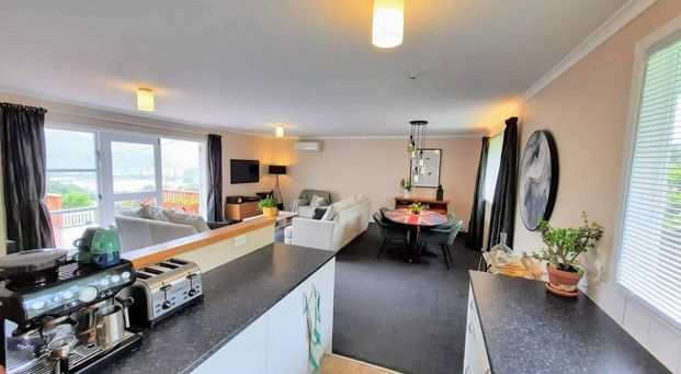 Sunny and private home with a view - Photo 1