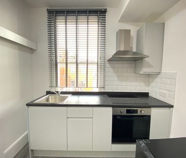 Studio Flat, Wood Lane, W12 - Photo 1