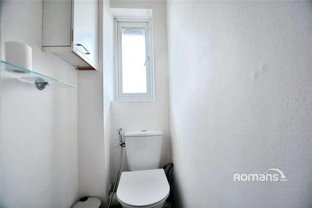 Brambles Farm Drive, Uxbridge, UB10 - Photo 4