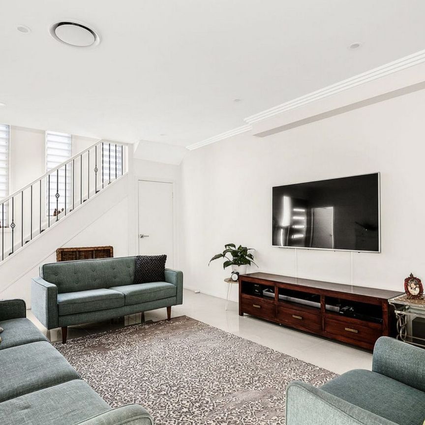 Stunning & Spacious Family Home - Photo 1