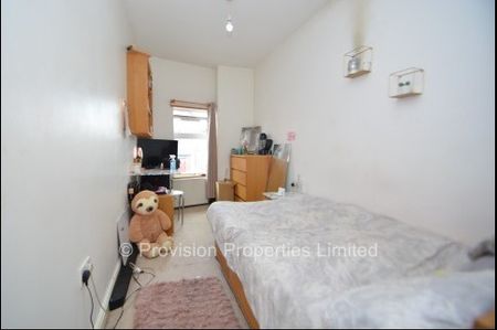 10 Bedroom House in Headingley - Photo 3